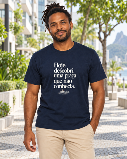 Camiseta Unissex - Praça Descoberta — foto com modelo