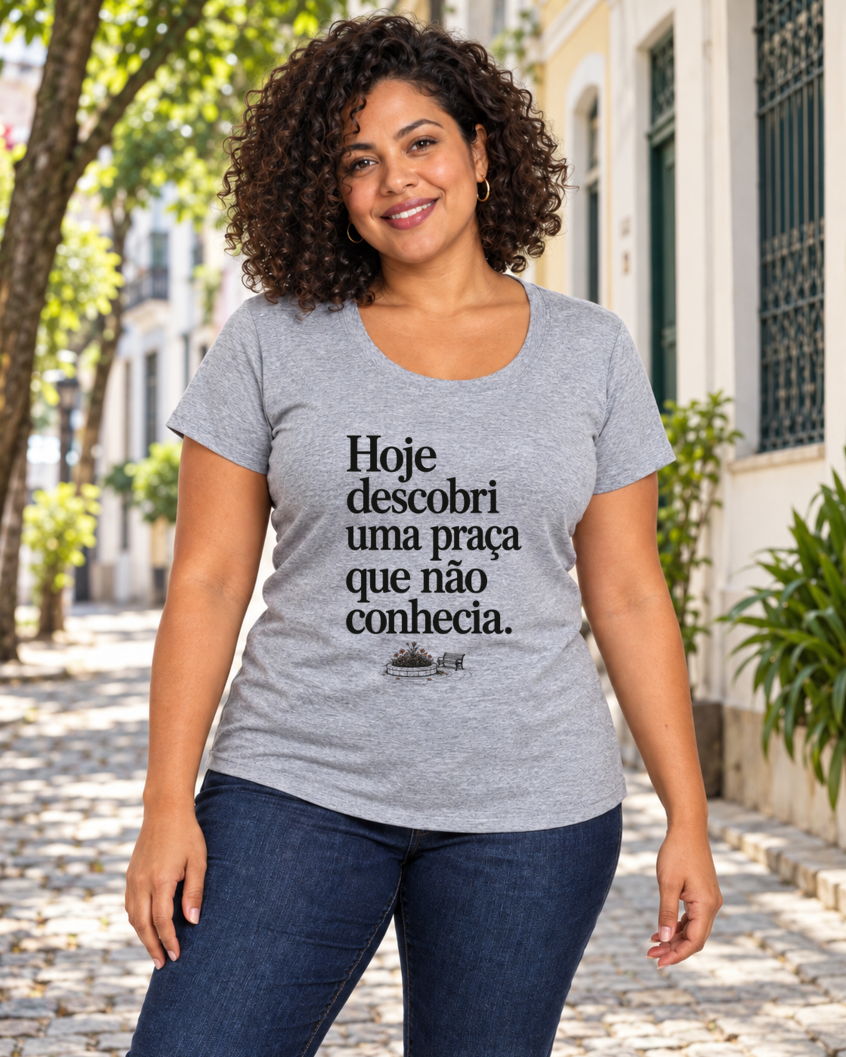 Camiseta Unissex - Praça Descoberta — foto com modelo