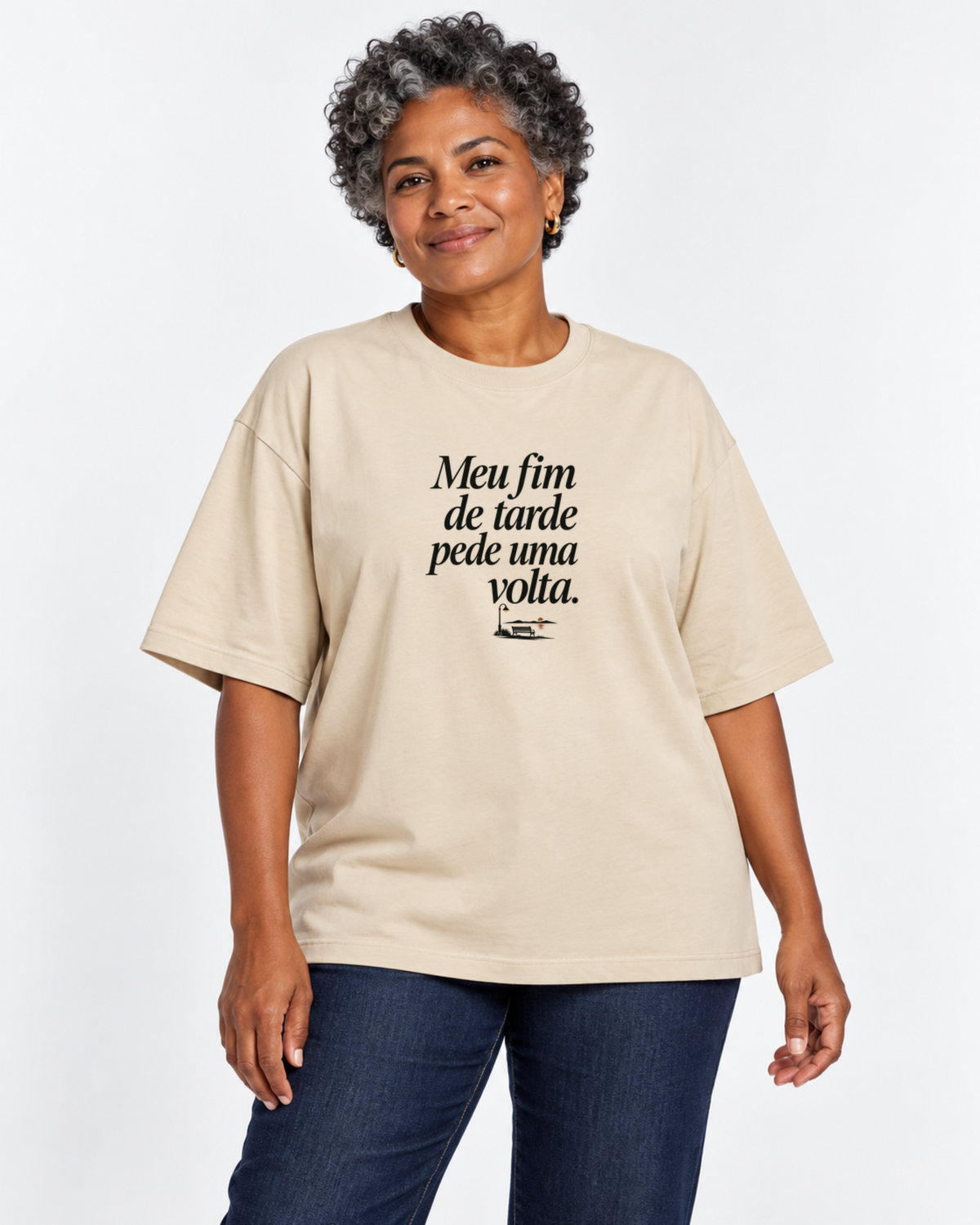 Camiseta Oversized - Noite de Esquina — foto com modelo