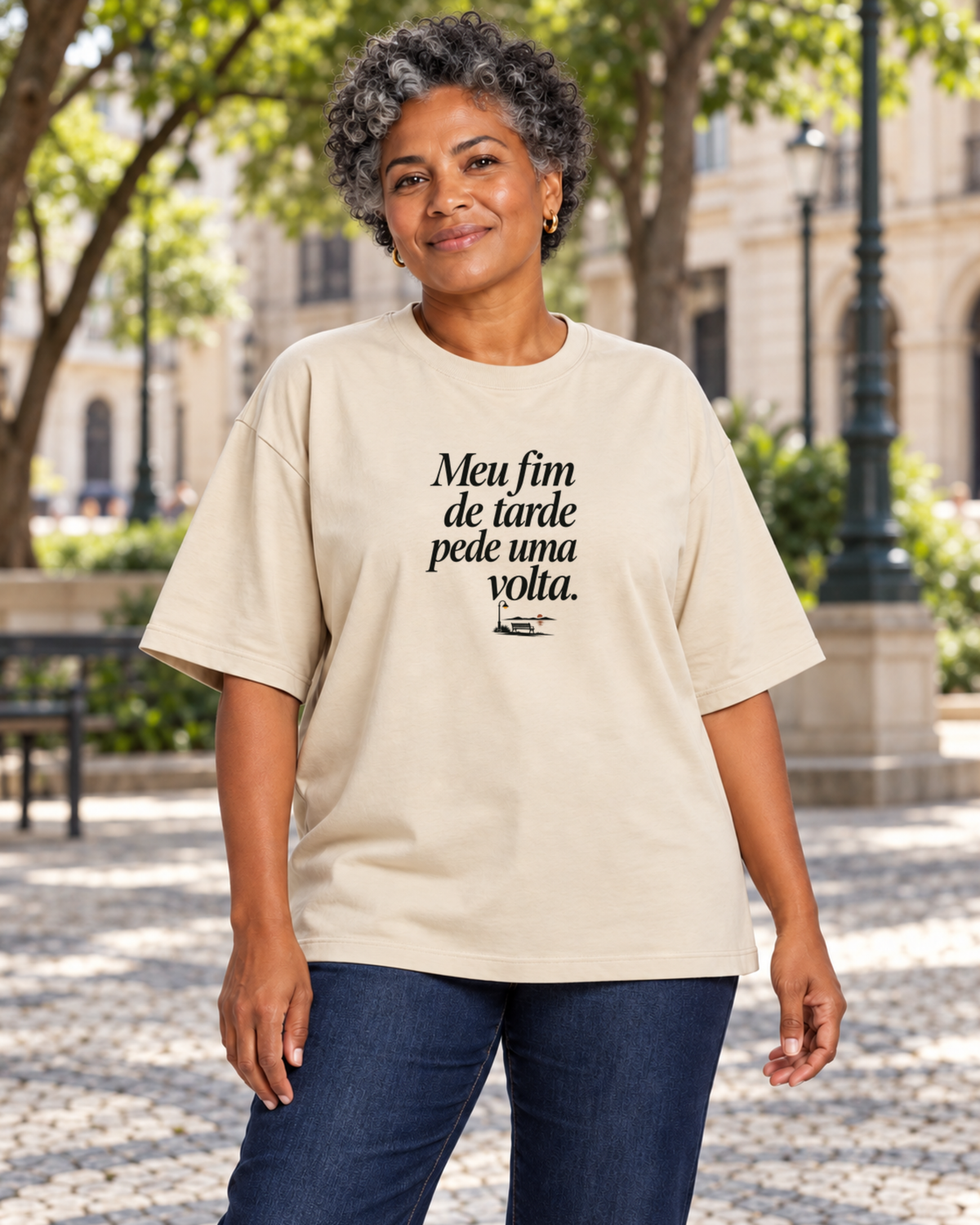 Camiseta Oversized - Noite de Esquina — foto com modelo