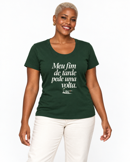 Camiseta Unissex - Noite de Esquina — foto com modelo