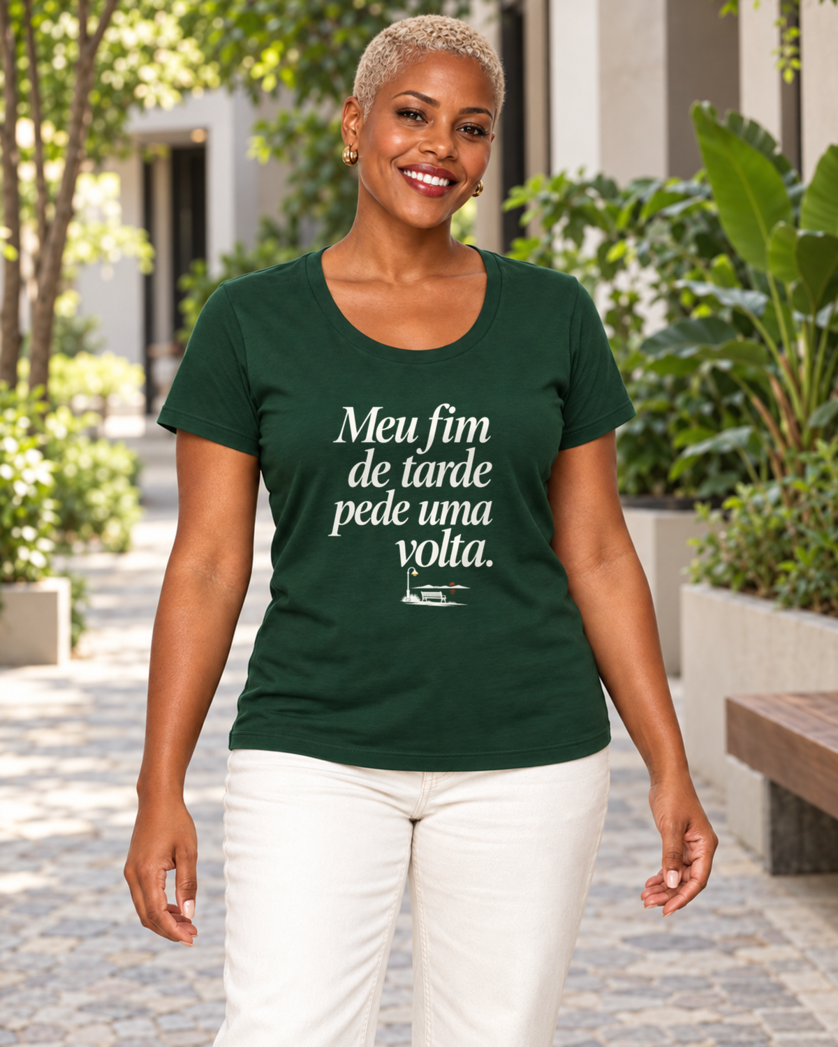 Camiseta Unissex - Noite de Esquina — foto com modelo