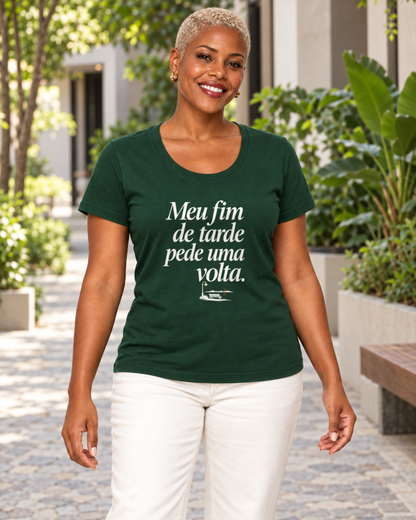 Camiseta Unissex - Noite de Esquina — foto com modelo