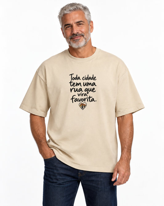 Camiseta Oversized - Rua Favorita — foto com modelo