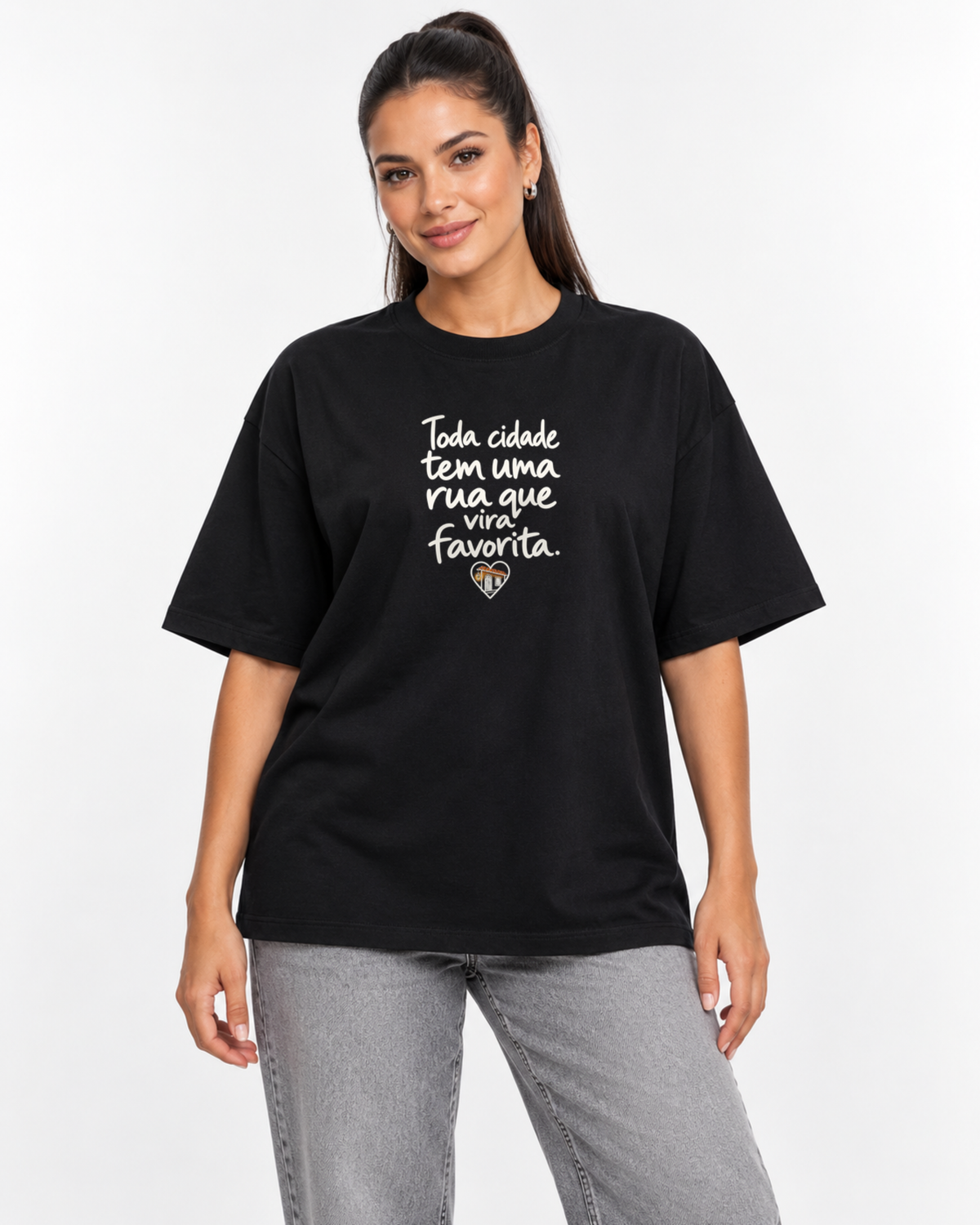 Camiseta Oversized - Rua Favorita — foto com modelo