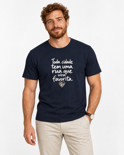 Camiseta Algodão Peruano - Rua Favorita — foto com modelo
