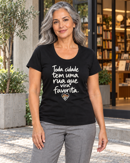 Camiseta Algodão Peruano - Rua Favorita — foto com modelo
