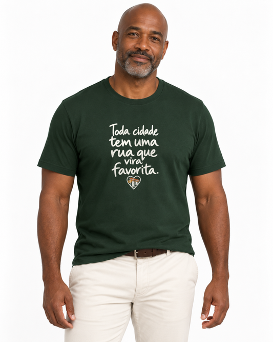 Camiseta Unissex - Rua Favorita — foto com modelo