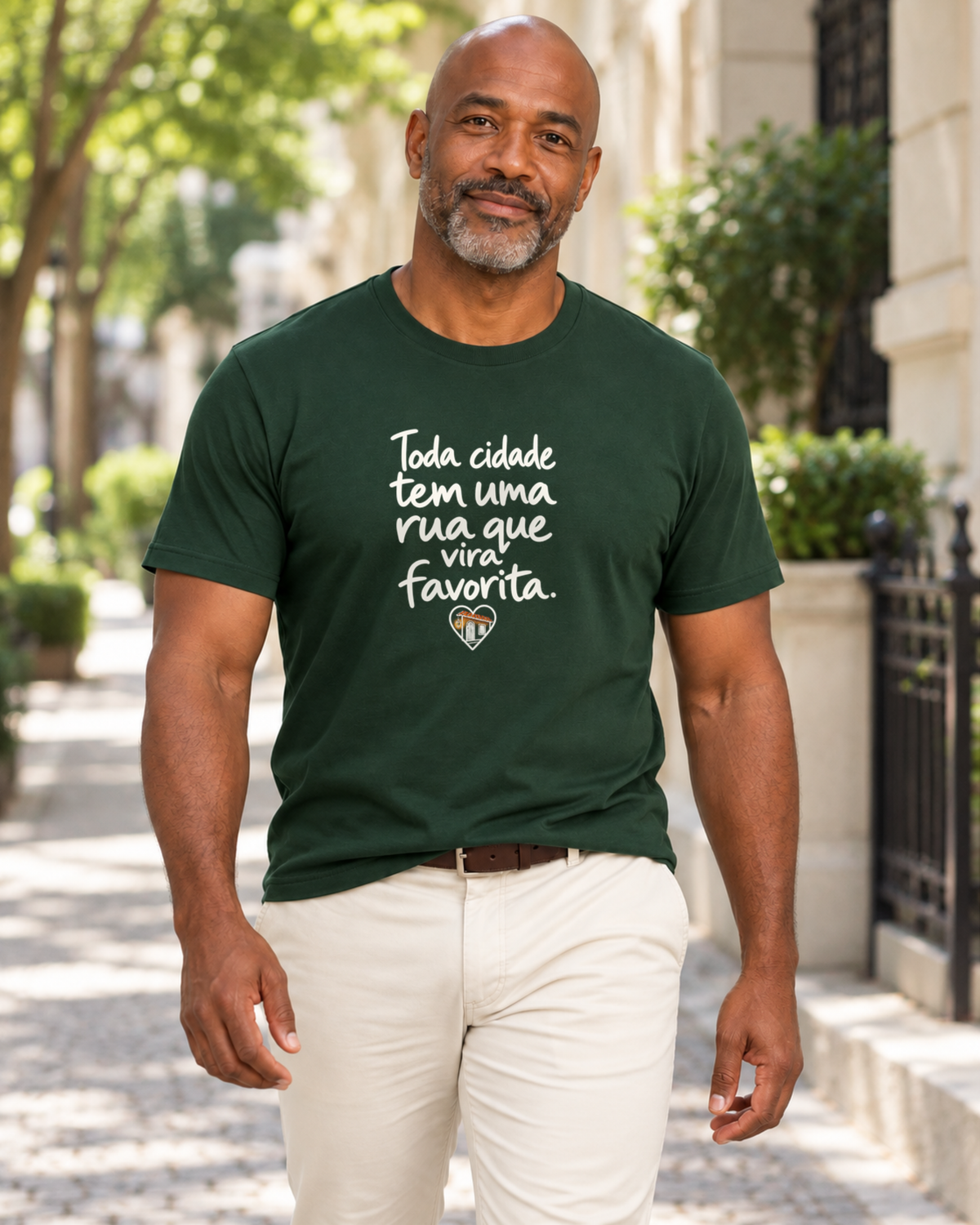 Camiseta Unissex - Rua Favorita — foto com modelo