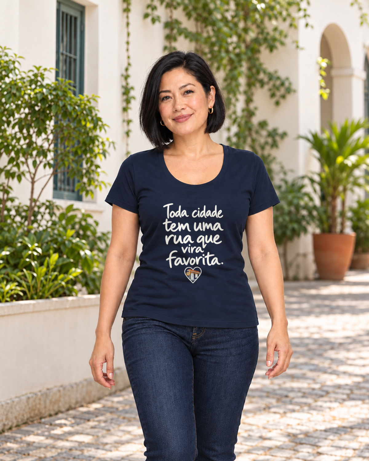 Camiseta Unissex - Rua Favorita — foto com modelo