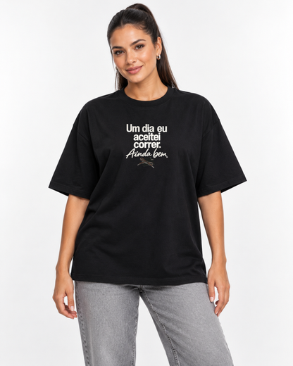 Camiseta Oversized - Primeiro Convite — foto com modelo