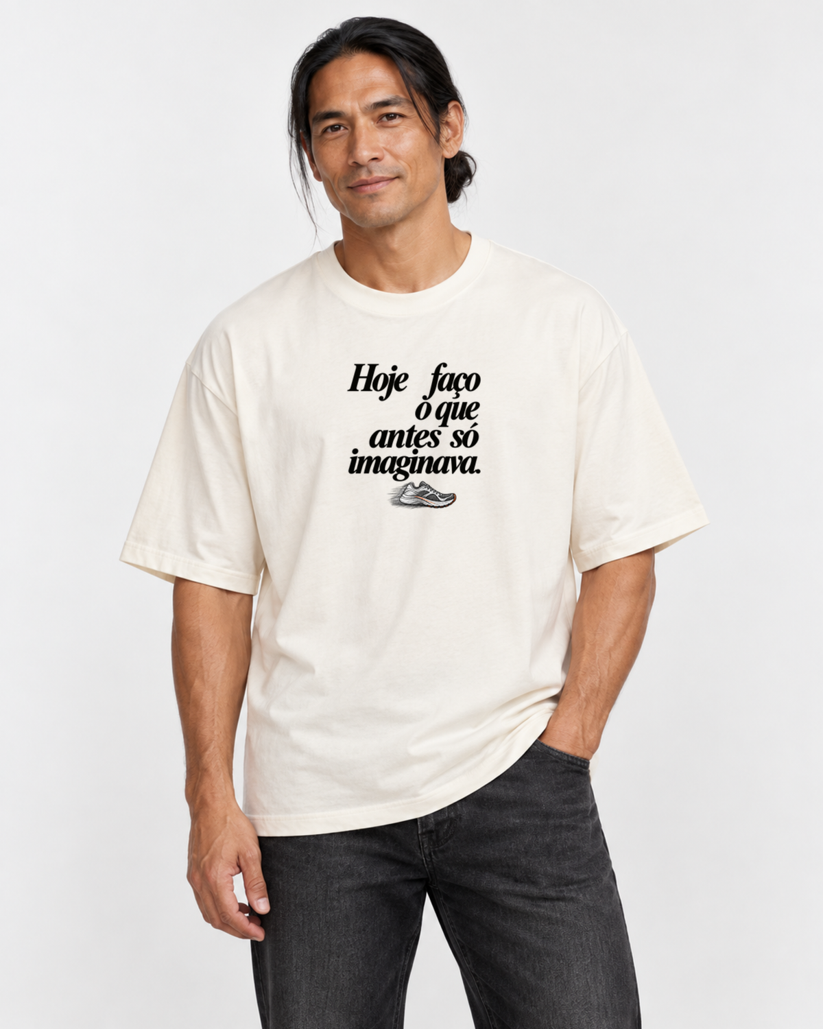 Camiseta Oversized - Passo que Antes Faltava — foto com modelo