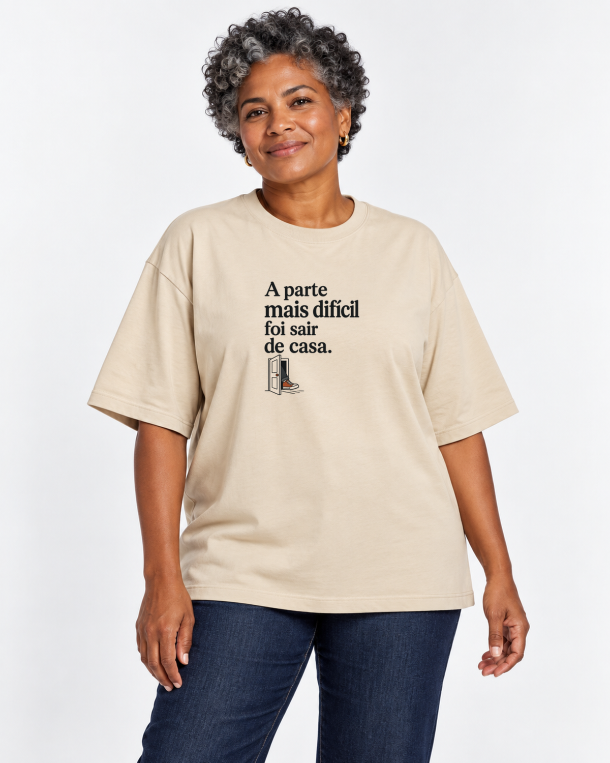 Camiseta Oversized - Coragem de Ir — foto com modelo