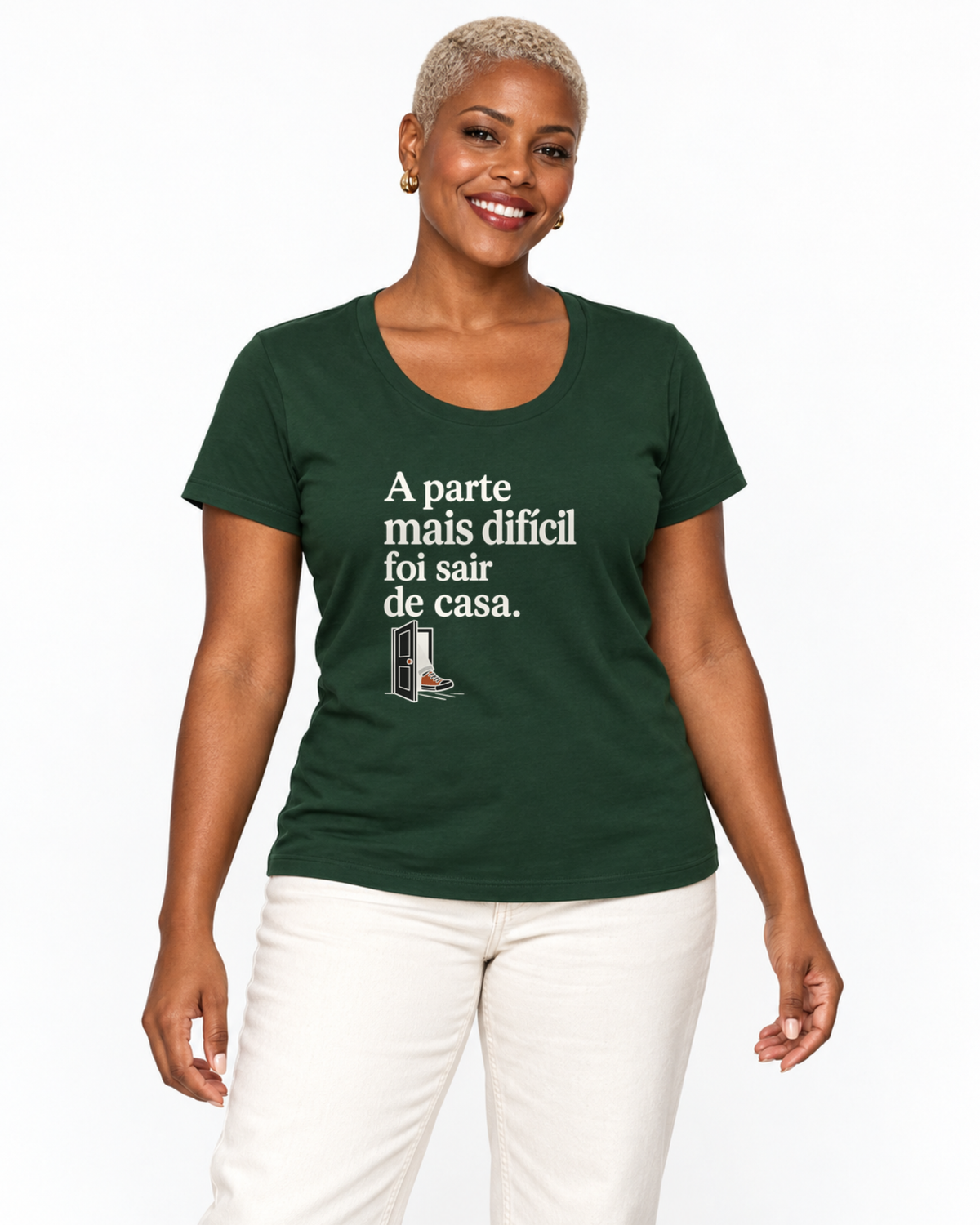 Camiseta Unissex - Coragem de Ir — foto com modelo