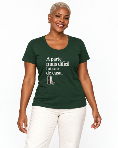 Camiseta Unissex - Coragem de Ir — foto com modelo