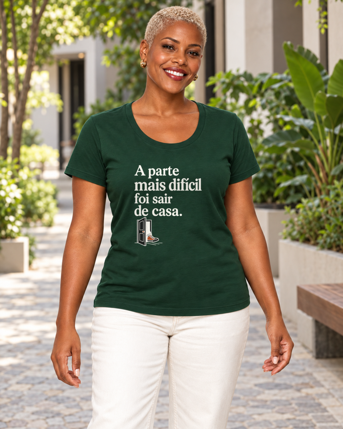 Camiseta Unissex - Coragem de Ir — foto com modelo