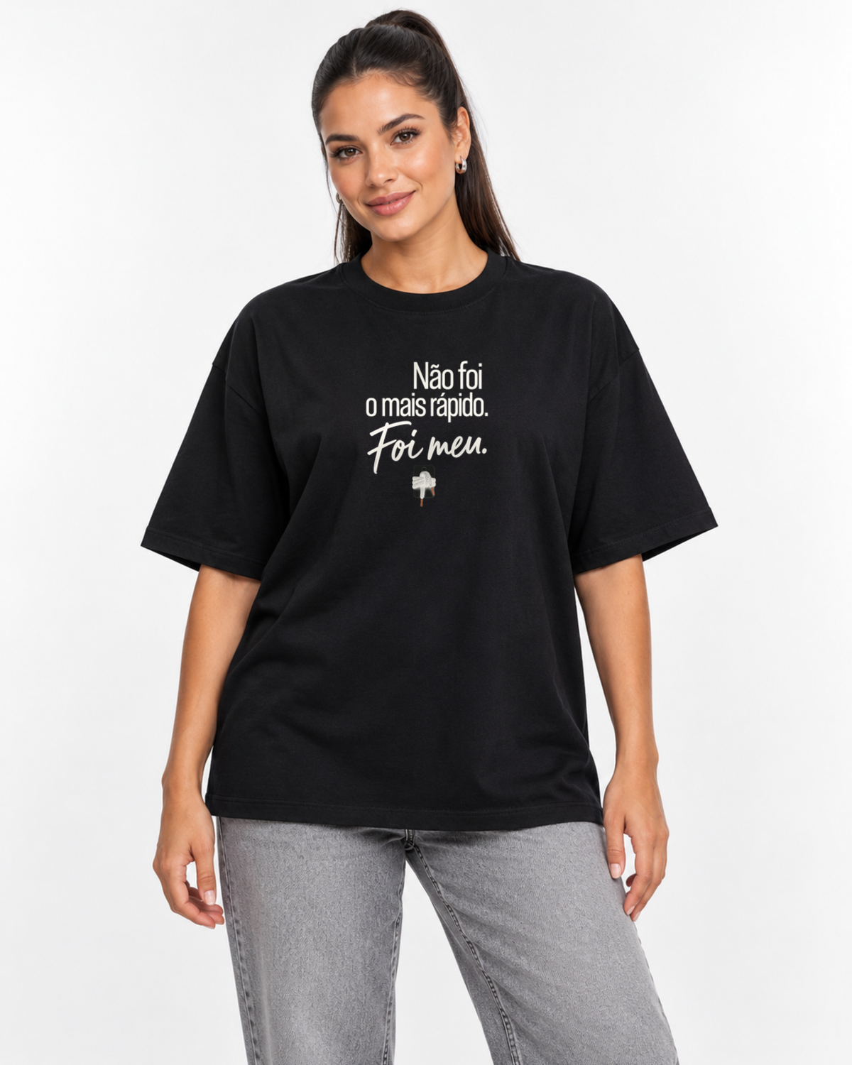 Camiseta Oversized - Orgulho sem Comparação — foto com modelo