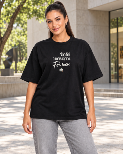 Camiseta Oversized - Orgulho sem Comparação — foto com modelo