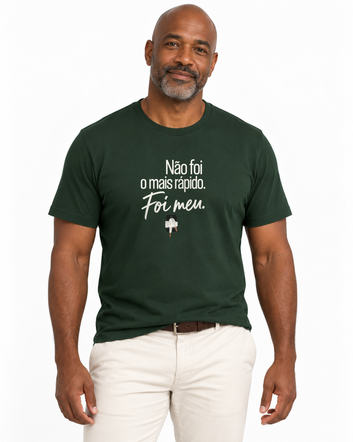 Camiseta Unissex - Orgulho sem Comparação — foto com modelo