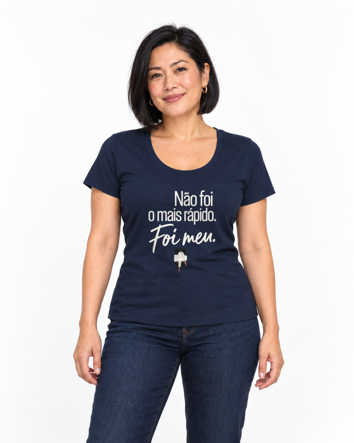 Camiseta Unissex - Orgulho sem Comparação — foto com modelo