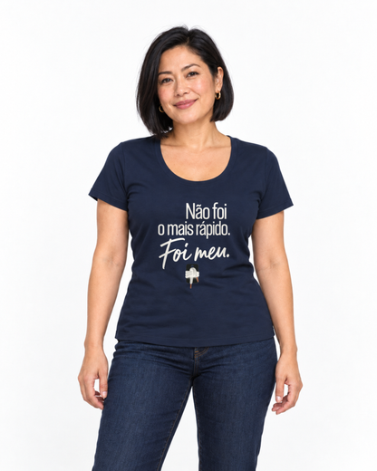 Camiseta Unissex - Orgulho sem Comparação — foto com modelo