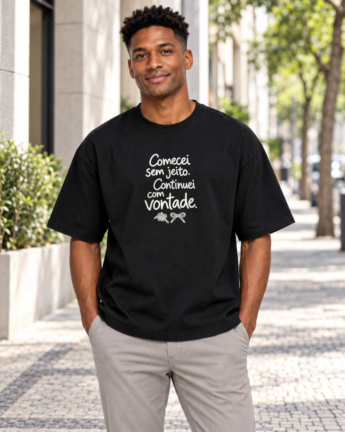 Camiseta Oversized - Outro Começo — foto com modelo