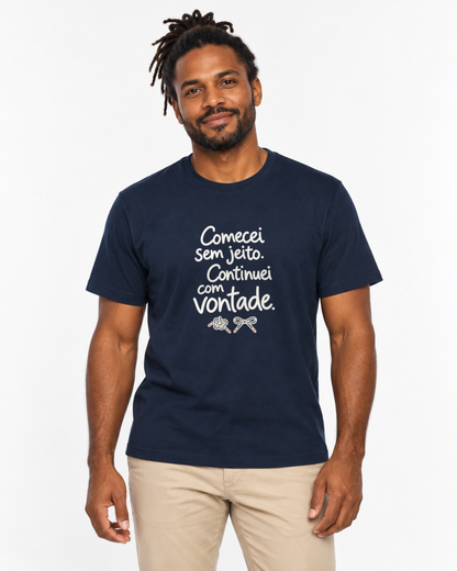 Camiseta Unissex - Outro Começo — foto com modelo