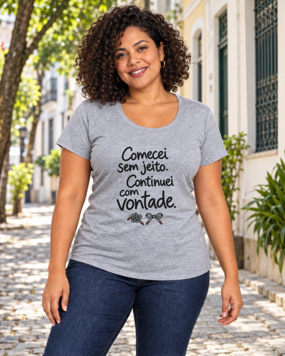 Camiseta Unissex - Outro Começo — foto com modelo