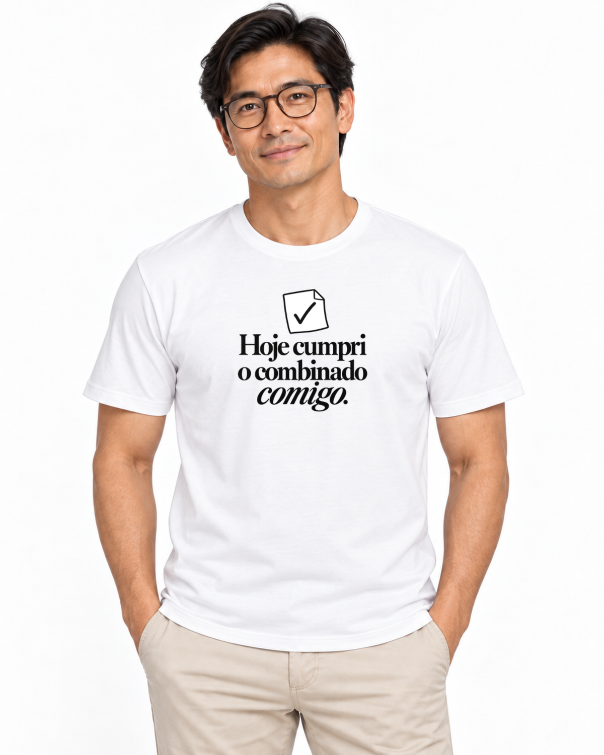 Homem com camiseta branca Pequeno Plano Cumprido em fundo claro.