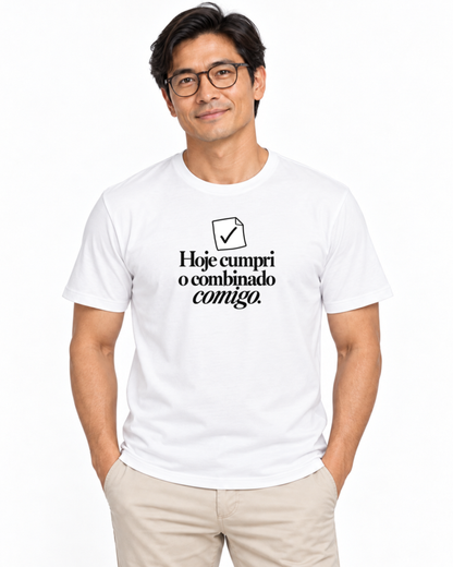 Homem com camiseta branca Pequeno Plano Cumprido em fundo claro.