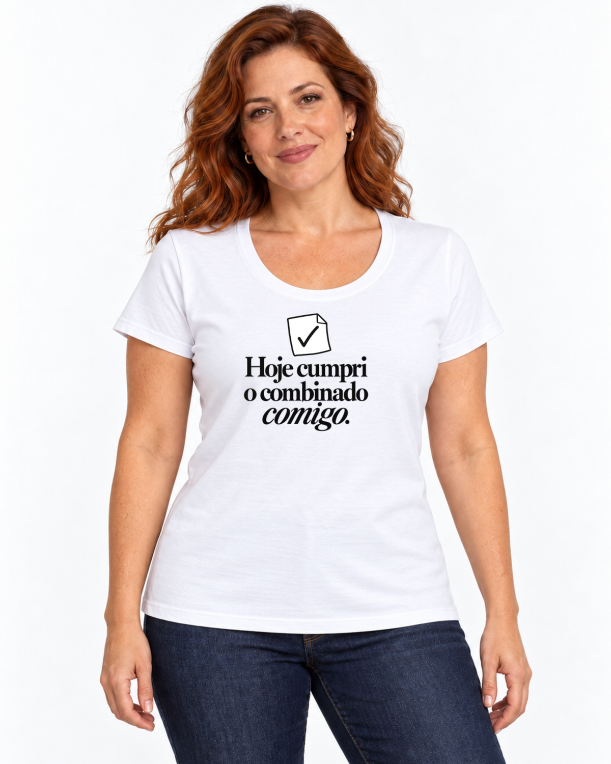 Mulher com camiseta branca Pequeno Plano Cumprido em fundo claro.