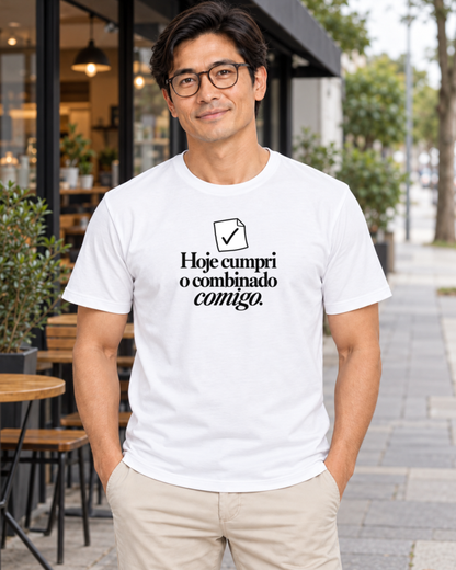 Homem com camiseta branca Pequeno Plano Cumprido em ambiente externo.