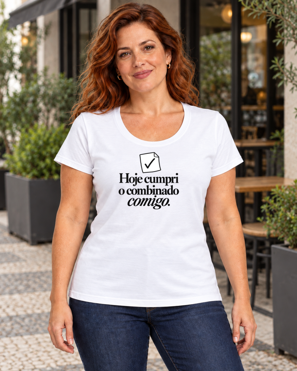 Mulher com camiseta branca Pequeno Plano Cumprido em ambiente externo.