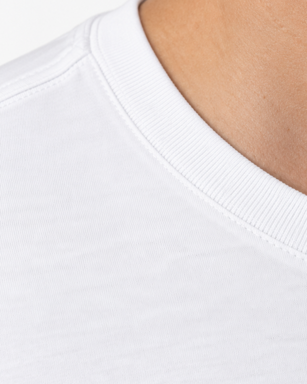 Detalhe da gola da camiseta branca.