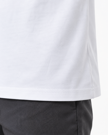 Detalhe da barra da camiseta branca.