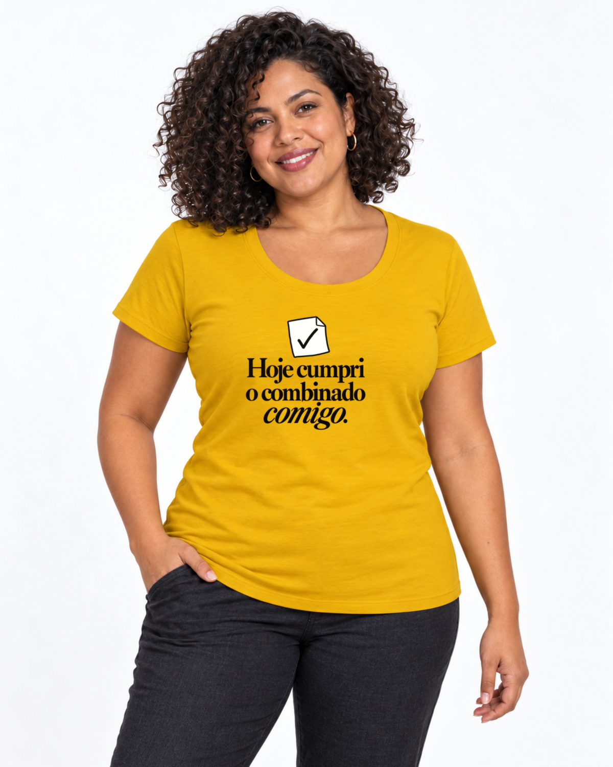Camiseta Unissex - Pequeno Plano Cumprido — foto com modelo
