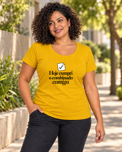 Mulher com camiseta amarela Pequeno Plano Cumprido em ambiente externo.