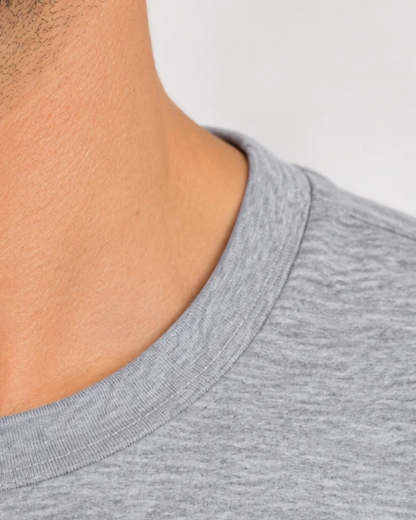 Detalhe lateral da gola e costura do ombro da camiseta cinza mescla.