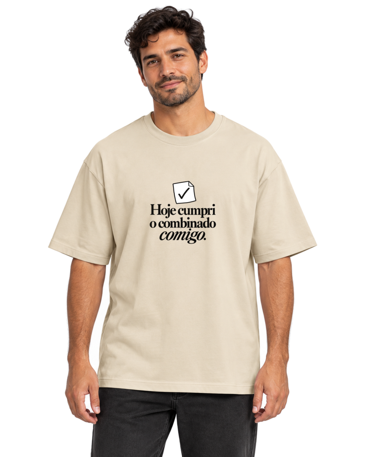 Homem com camiseta oversized Areia Pequeno Plano Cumprido em fundo claro.