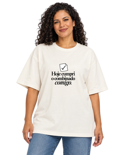 Mulher com camiseta oversized Off White Pequeno Plano Cumprido em fundo claro.