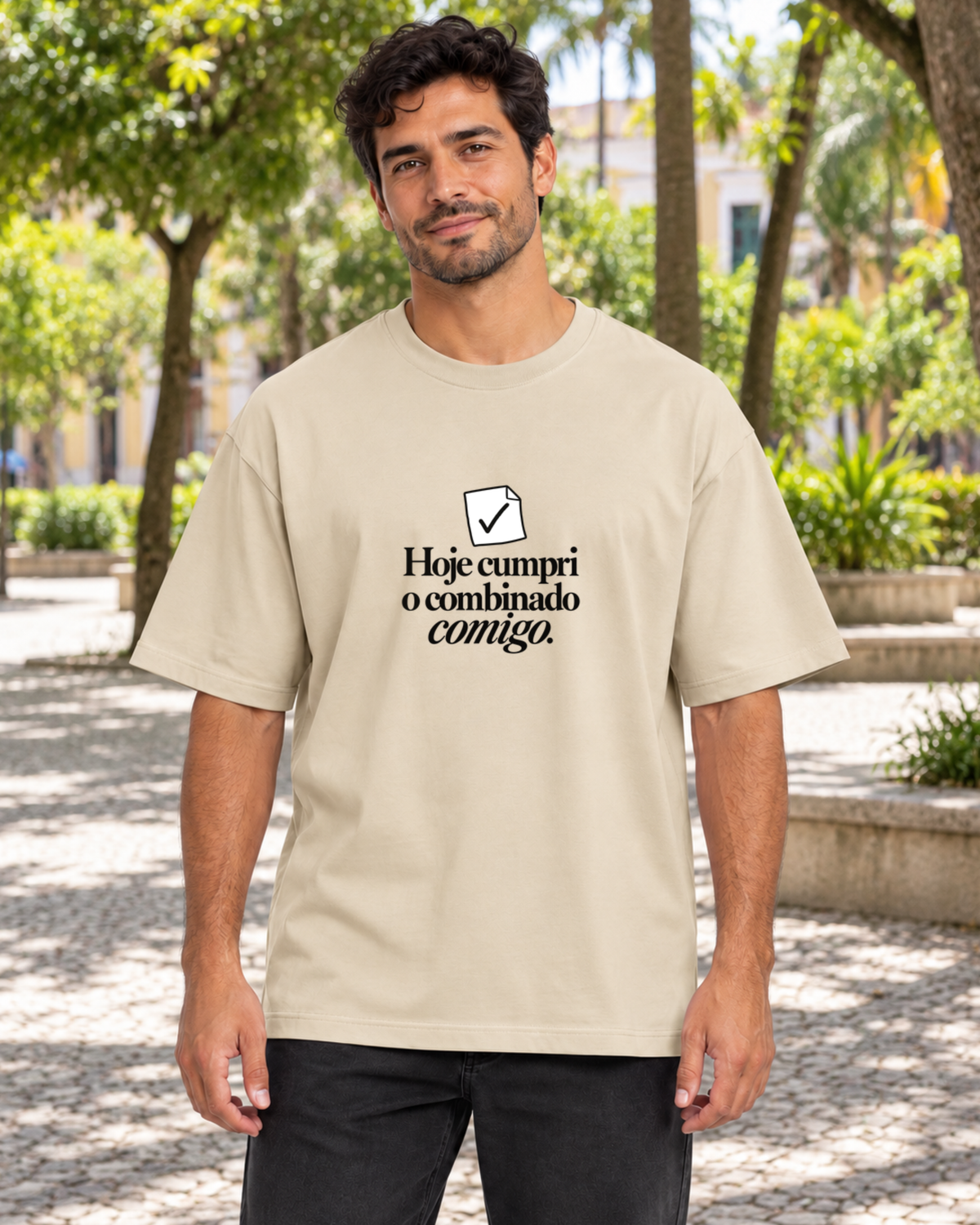 Homem com camiseta oversized Areia Pequeno Plano Cumprido em ambiente externo.