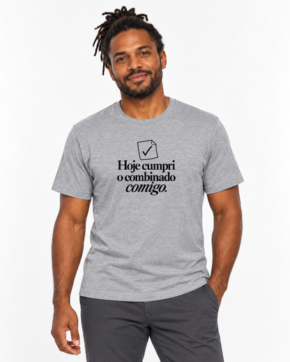 Camiseta Unissex - Pequeno Plano Cumprido — foto com modelo