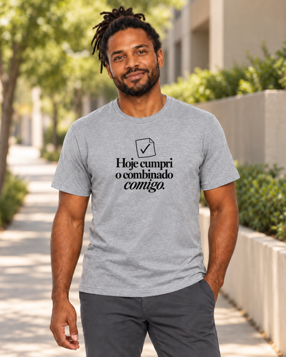 Camiseta Unissex - Pequeno Plano Cumprido — foto com modelo