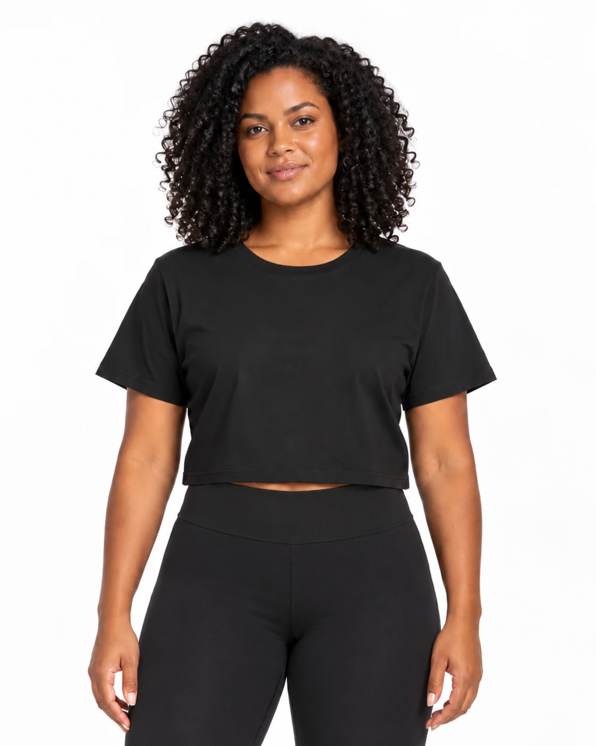 Cropped Essencial preto – modelo em estúdio branco com styling esportivo