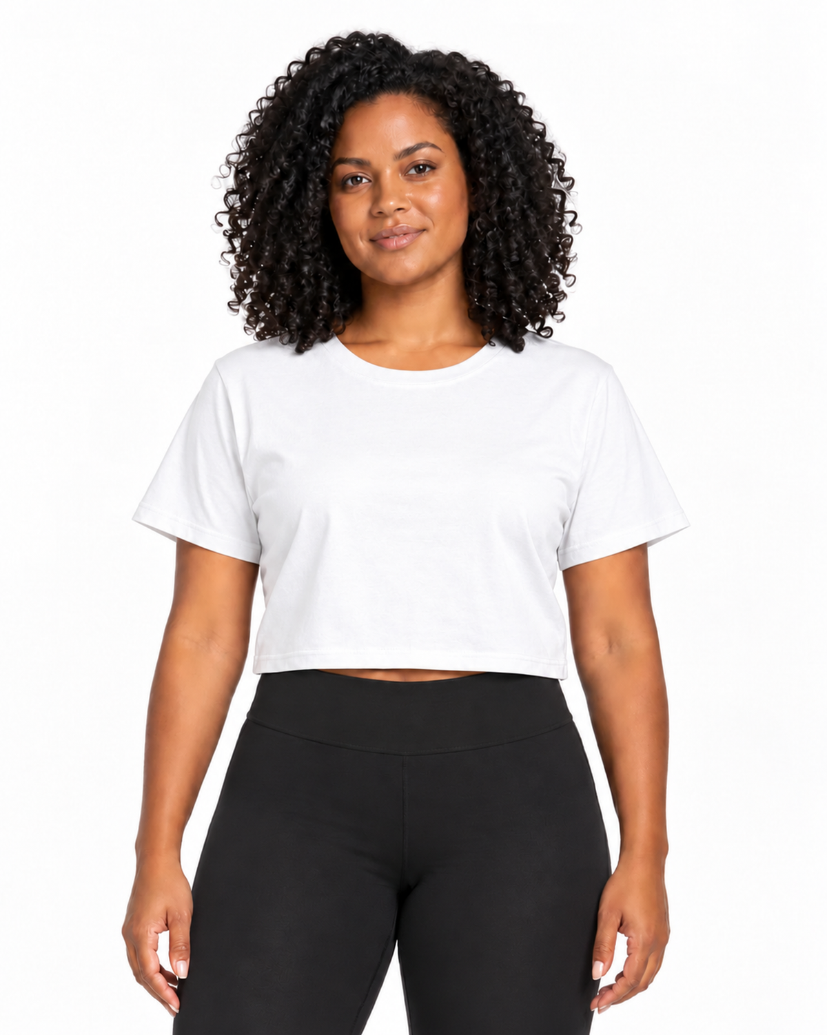 Cropped Essencial branco – modelo em estúdio branco com styling esportivo