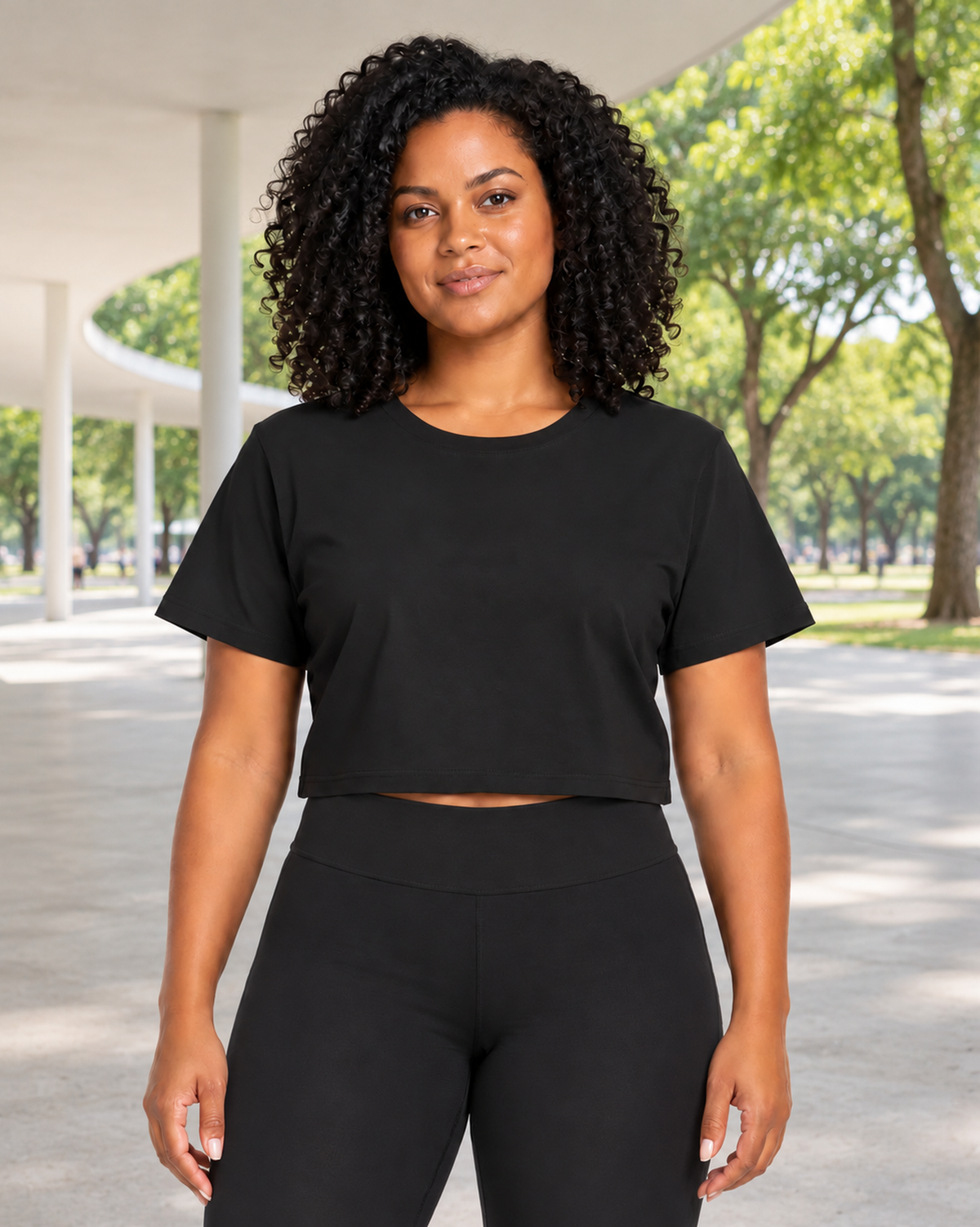 Cropped Essencial preto – modelo no Parque Ibirapuera com styling esportivo