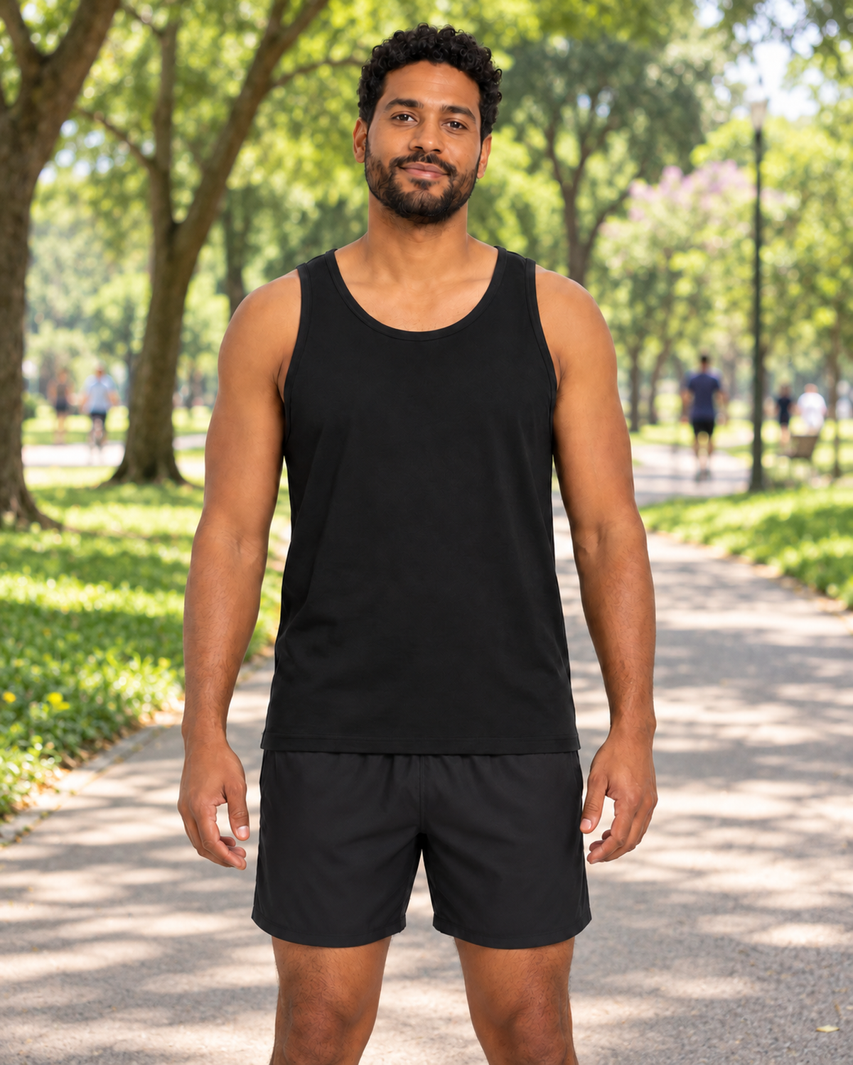 Regata Essencial Entrevoltas preta – modelo em parque de São Paulo
