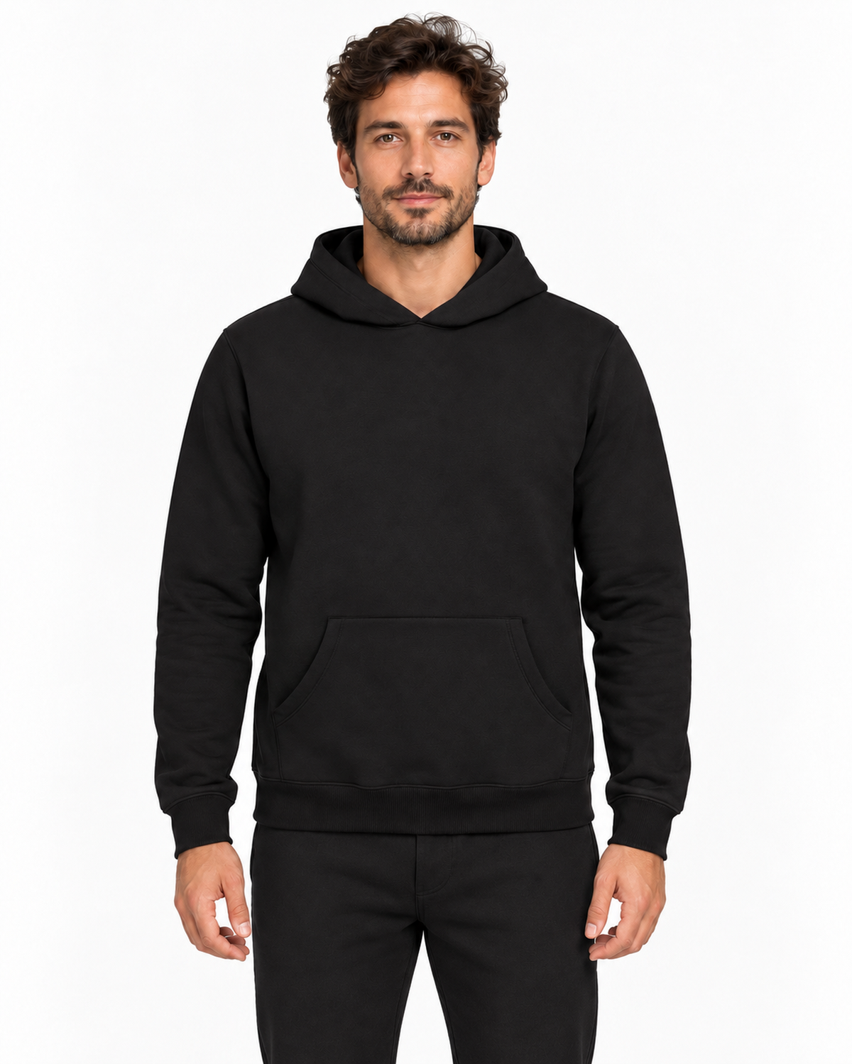 Hoodie Essencial Entrevoltas liso Preta – modelo em estúdio branco com styling esportivo