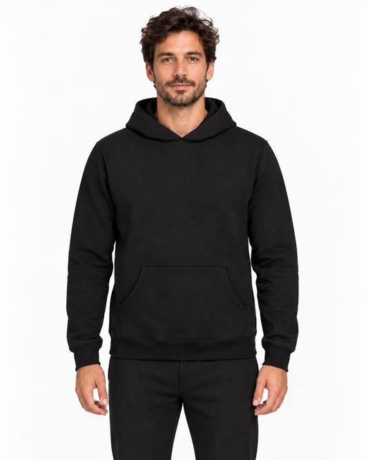 Hoodie Essencial Entrevoltas liso Preta – modelo em estúdio branco com styling esportivo