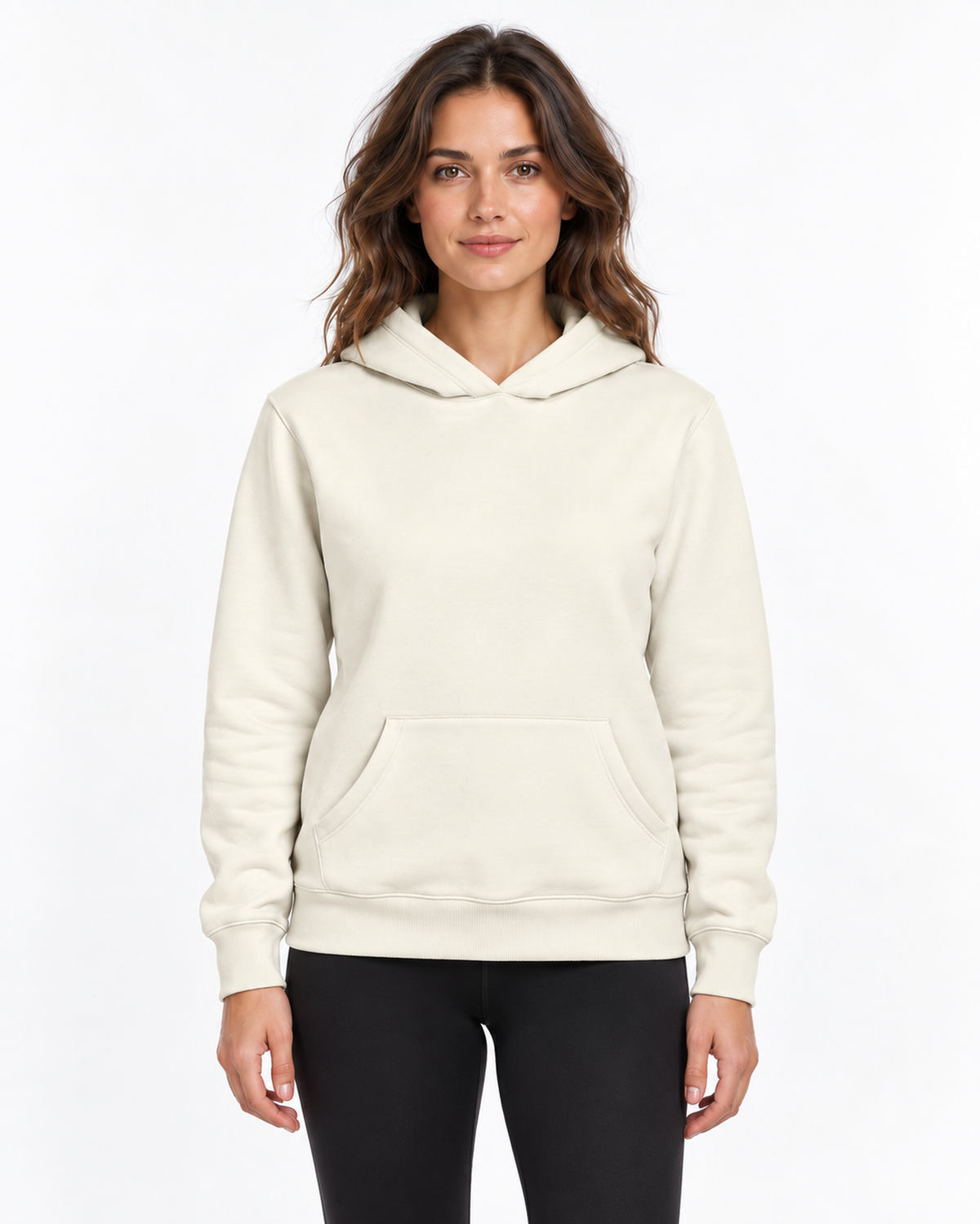Hoodie Essencial Entrevoltas liso Off White – modelo em estúdio branco com styling esportivo